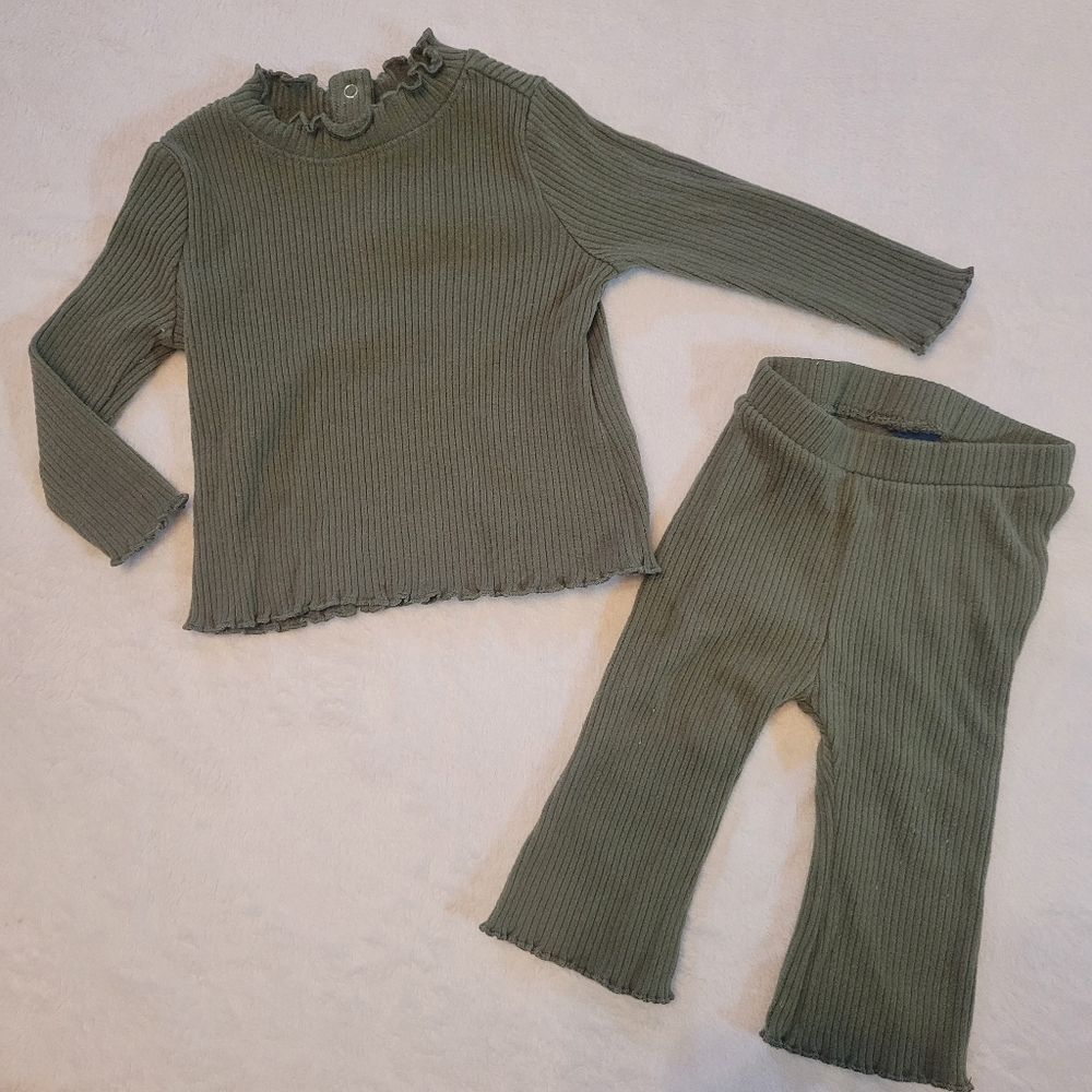 Old navy size 3-6 months Plush girls olive green Cozy-Knit Top & Flare Pants Set